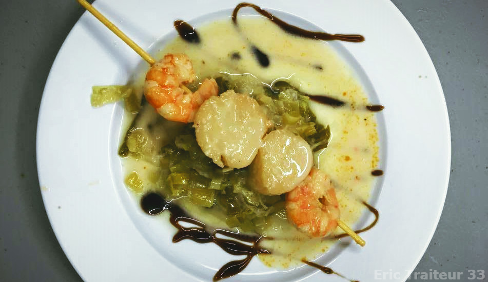 Brochette de crevettes et Saint-Jacques, fondue de poireaux sauce champagne