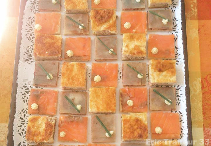 Assortiment : Toasts fromage de brebis et confiture de cerise noire, mini croque-monsieur et toasts de saumon fumé
